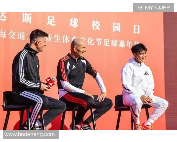 四大足球巨星同框合照 展现赛场霸气与精彩时刻